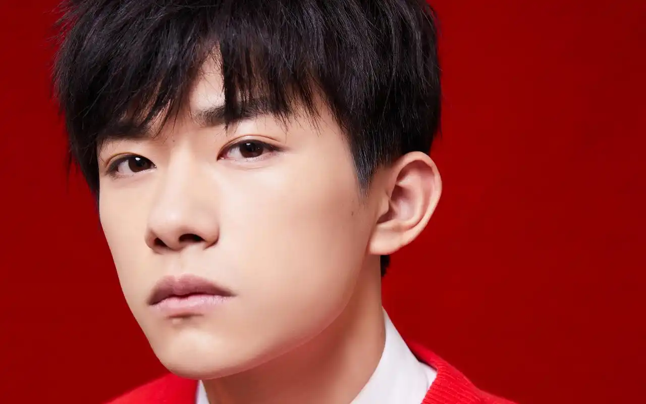 易烊千玺红衣帅气壁纸2018祝福中国年