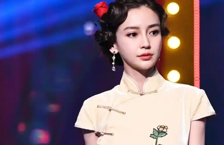 辣妈杨颖身着旗袍完美亮相《王牌对王牌》,她竟有我们不知道的技能!