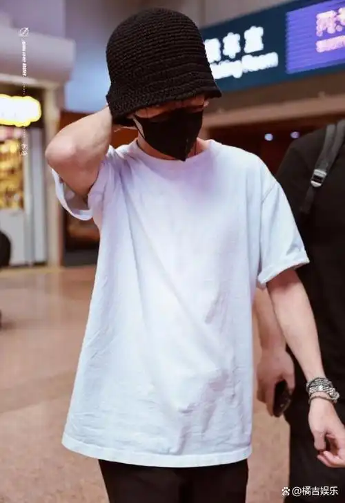 尽管他的穿着简单,只是一件白色t恤,但依旧无法遮掩他的帅气.