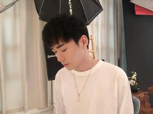 和平精英不求人参加qq名人赛风格大变?网友直呼:爷青结!_直播