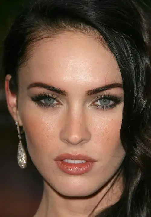 眼睛最美的5位女星,维尔德有一双猫眼,迪丽热巴眼睛深邃迷人