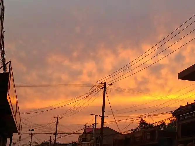 夕阳的余晖洒满繁忙的街道