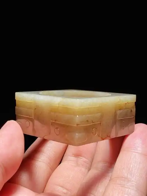 明 和田玉籽料沁色 兽面纹 玉琮 把件 摆件