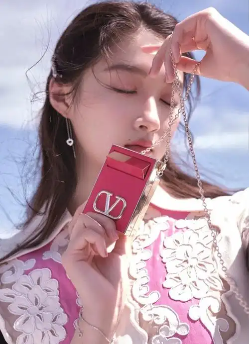 关晓彤晴天大片清丽脱俗粉白蕾丝碰撞甜美氛围