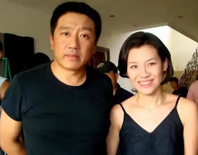 刘琳:被导演张黎抛弃,转身下嫁穷小子,48岁被婆家宠成公主_张国荣