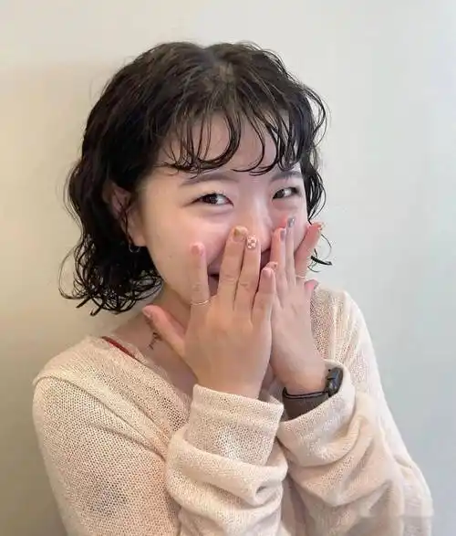 " 短发全头烫 " ,简单很耐看._发型_中国_jfxxsp