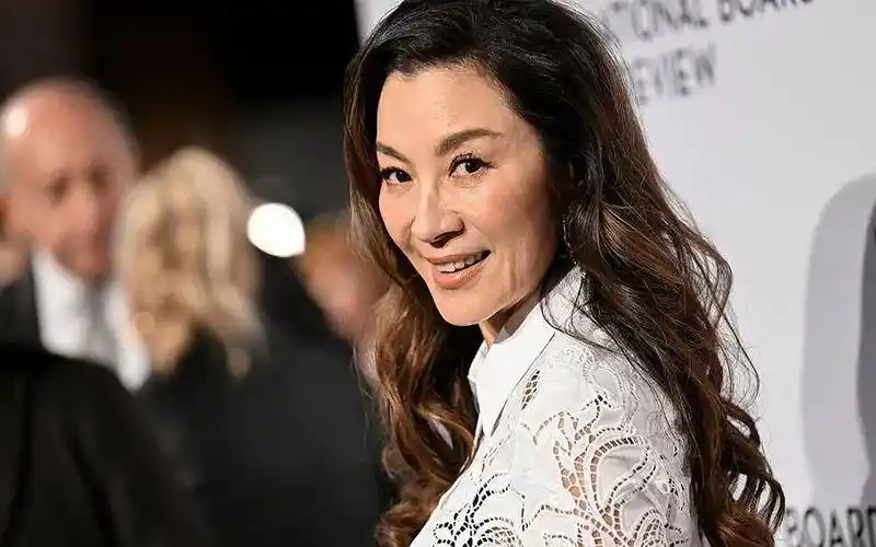 61岁杨紫琼的状态值得被夸!可普通女性就不配活了吗?