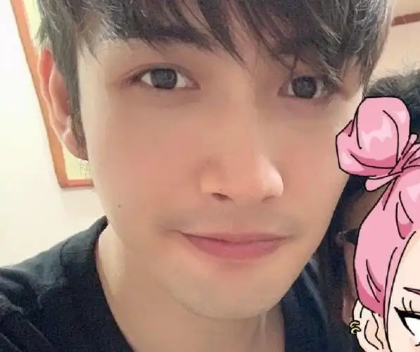 其实,照片中的素颜张彬彬看起来眉眼有神,轮廓有型,十分帅气,即使发量