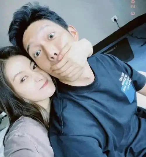 王子文前男友吴永恩首曝全家福一家人穿搭朴实家世曝光引争议