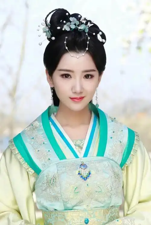 毛晓彤七年前并不红,在2017年之前演过的比较有水花的角色就是《神雕