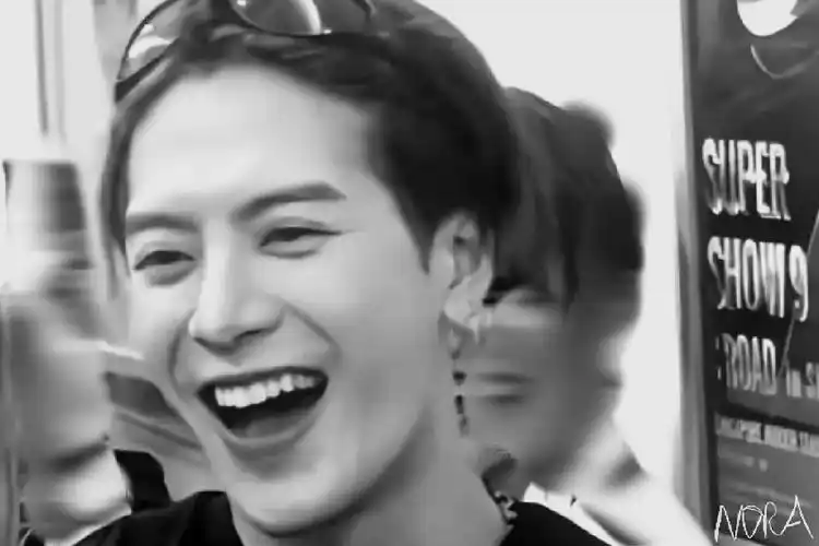 王嘉尔的笑像一样