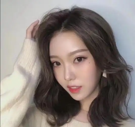 今年锁骨发大流行,好看而不腻|锁骨|发型|发色_新浪新闻