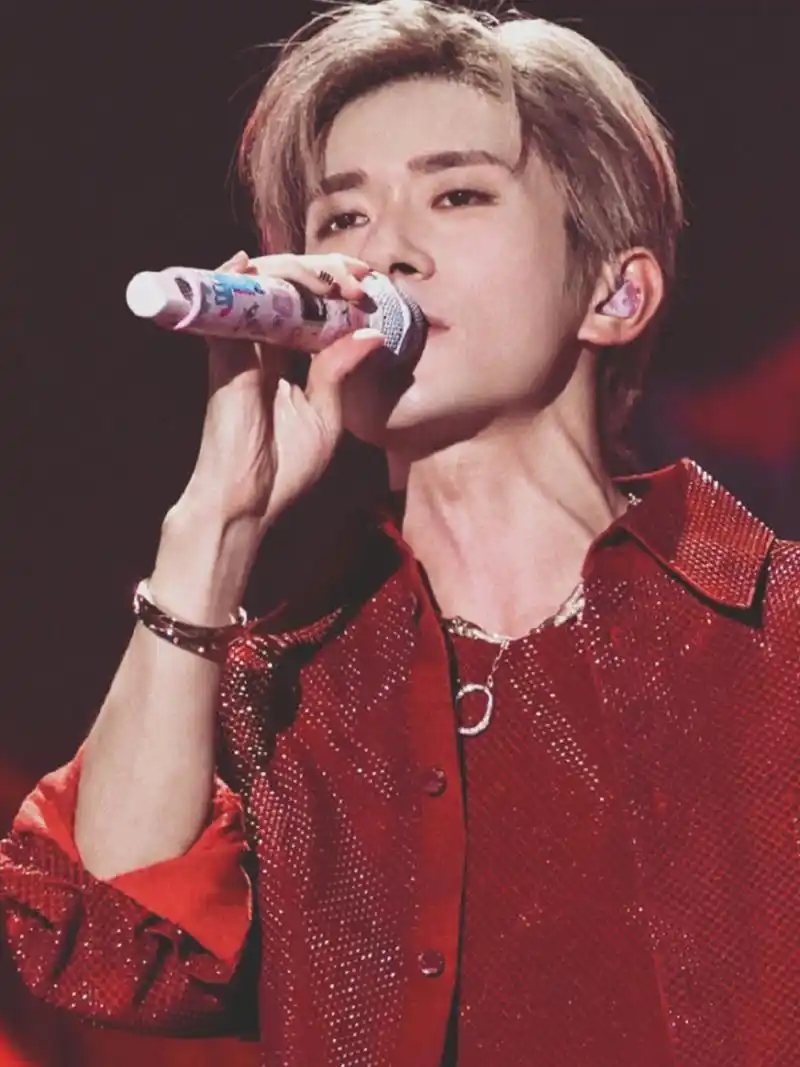 易烊千玺昨晚的大花轿在演唱会上真的是杀疯了的状态,今天众粉丝发的