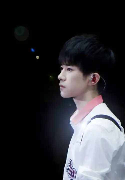 易烊千玺侧颜杀高清美图