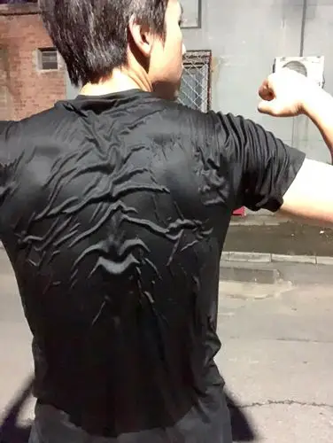 邓超大秀腹肌超哥这波湿身腹肌照你给几分网友娘娘笑晕在厕所