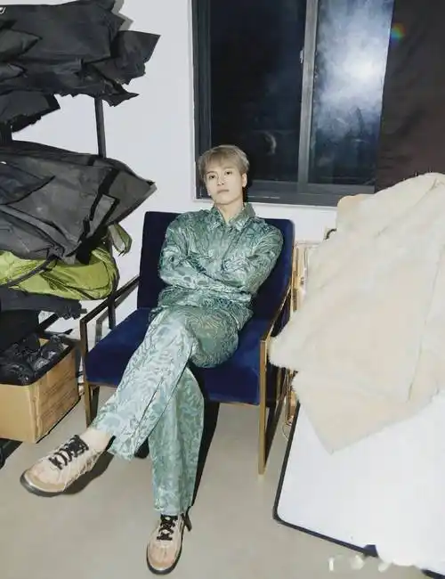 还再痴迷小白鞋王嘉尔欧阳娜娜喜爱的德训鞋才是夏日顶流