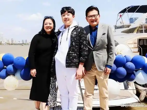 8月5日,知名主持人曹可凡罕见在个人社交账号上晒出家庭照,照片中祖孙