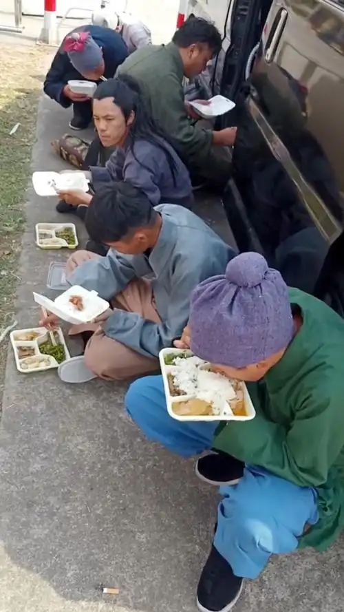 比较穷的剧组给群演分的免费盒饭,一个鸡腿都没有