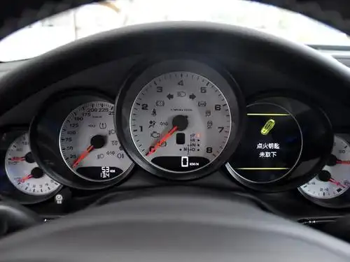 机械式的炮筒仪表盘,白色的底色更是使上面的内容一目了然,运动与力量