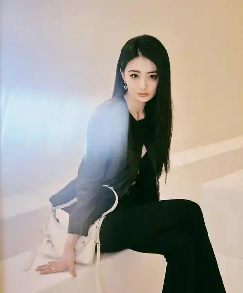 从徐璐最近的行程来看,三月初还去巴黎时装周看秀,结束以后没有回来