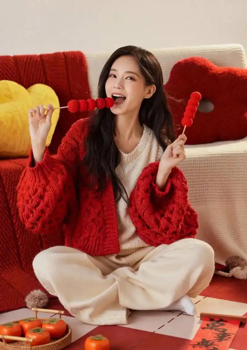 李一桐身穿一身红色,展现出中国传统的喜庆气氛.