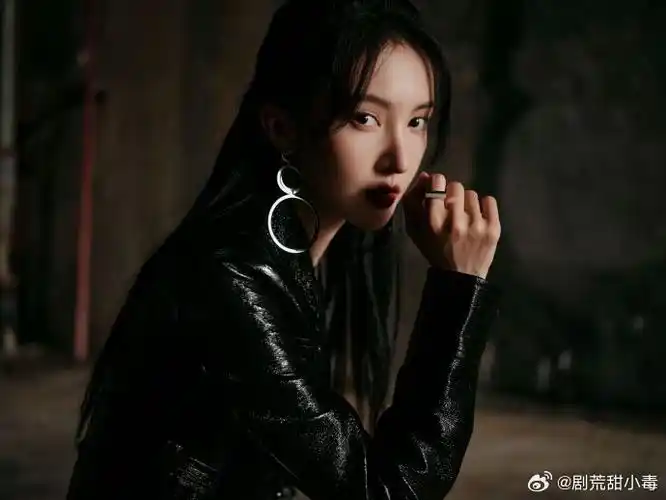 金晨皮衣长筒靴##金晨葫芦耳饰