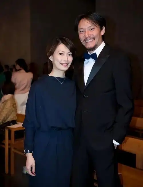 妻子庄雯如曾担任他的助理,后来在他拍一部电影的时候还负责教他学习