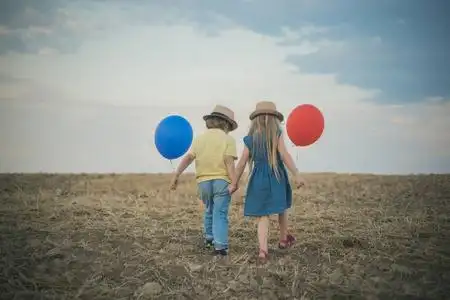 快乐.小女孩和男孩喜欢散步.美丽有趣的一天可爱的朋友在大自然.