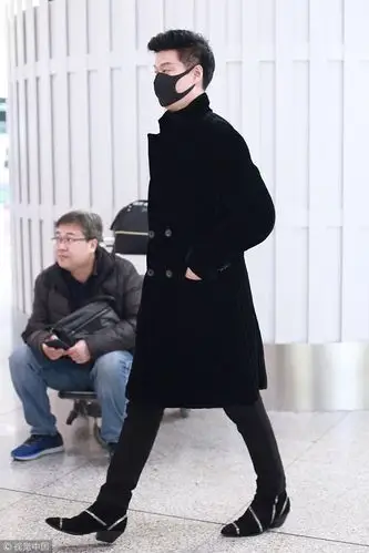 1/ 12 搜狐娱乐讯(视觉中国/图文) 2月17日,北京,范冰冰爸爸范涛现身