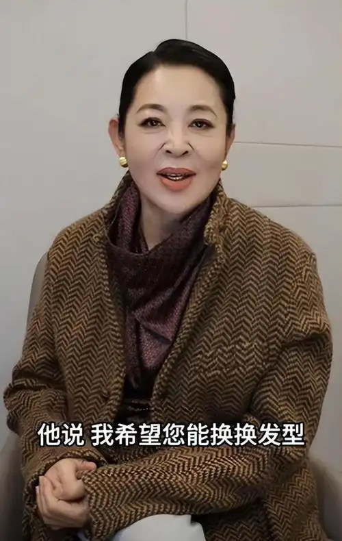 倪萍出道以来一直都是马尾辫向2万名网友求助能否换发型