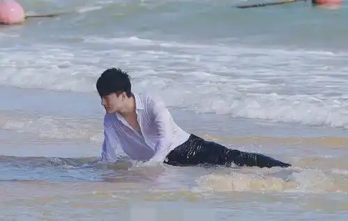 所以身材真的一览无余,而不同于别的明星块块腹肌,黄轩的湿身图,只让