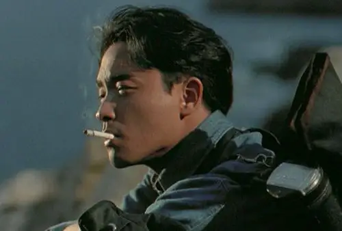 哥哥张国荣在《纵横四海》中的阿占,潇洒不羁,抽烟的场景,成为永远的