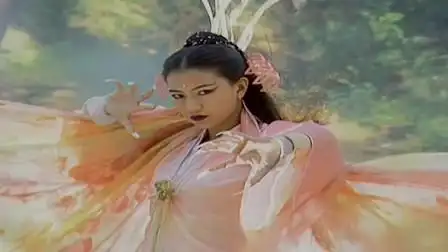 黄衫女子出手教训周芷若,九阴白骨爪直接秒杀掌门