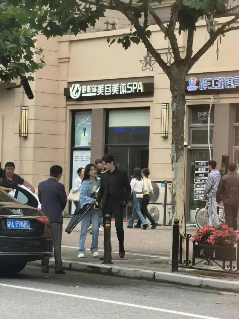 承欢记杨紫许凯生图路透,身高差绝了#杨紫# #承欢记# #许凯