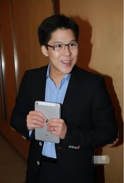 霍英东孙子霍启刚为普通人家的孩子活成普通人值不值