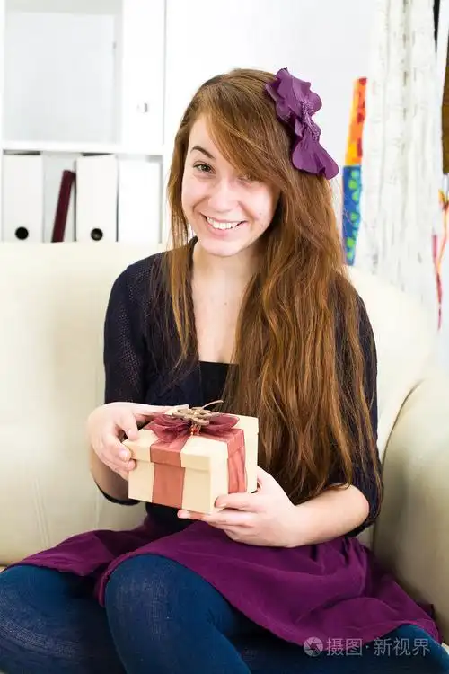 美丽的年轻女孩收到一份礼物