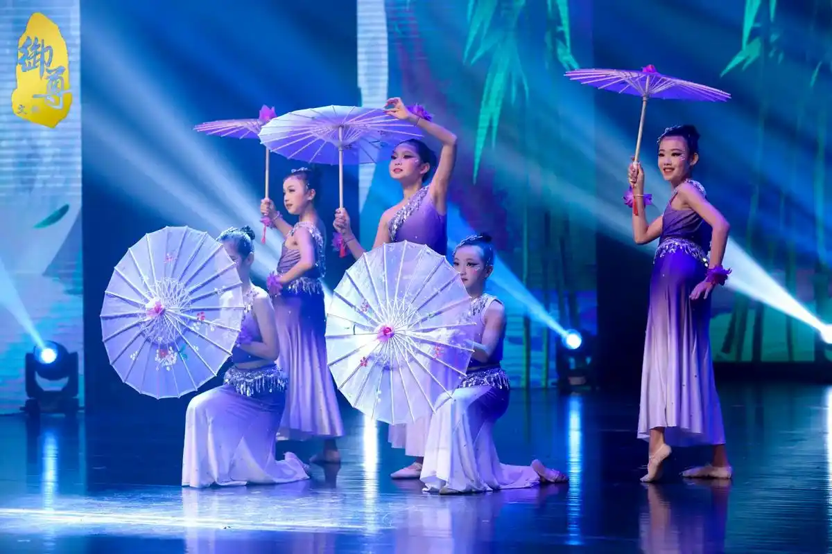 舞蹈比赛,演出现场,精彩瞬间.往舞台上一站,聚光灯一打,摄像 - 抖音