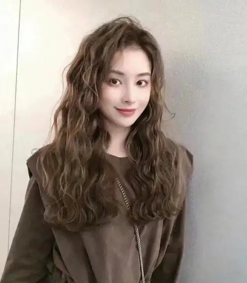 最适合烫麦穗卷头啦~~烫完显发量多,而且很减龄,俏皮感十足!