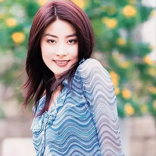 陈慧琳被誉为香港歌坛天后嫁相爱16年初恋中年痛失女儿抱撼