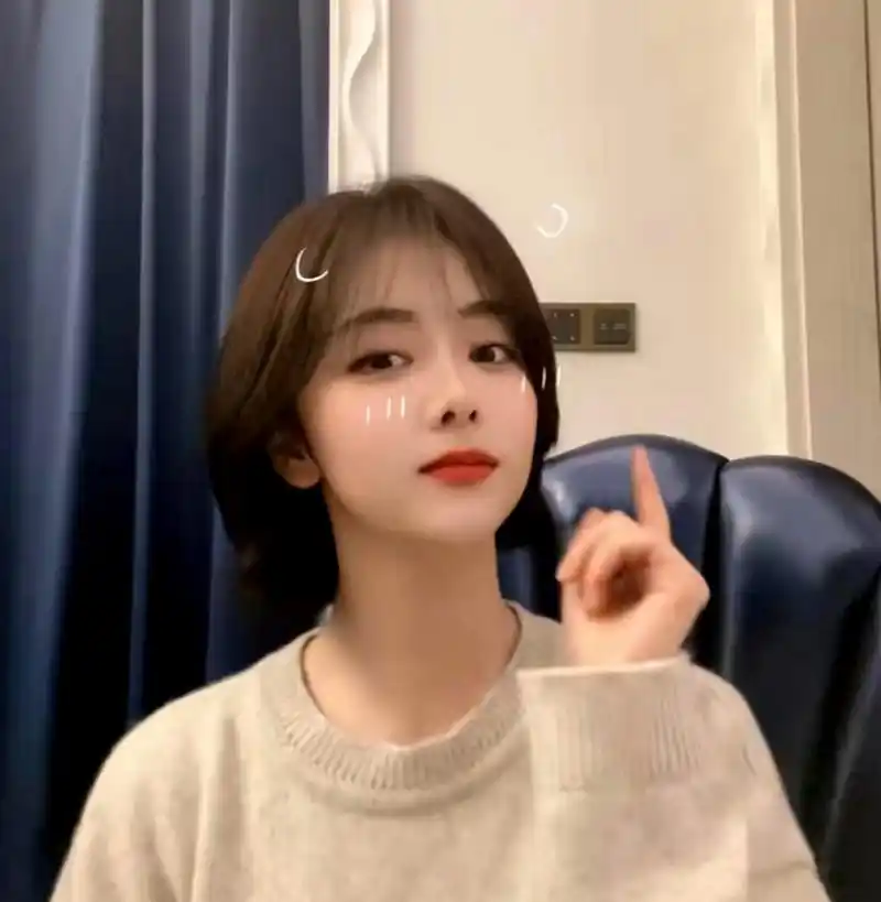 谭松韵真的非常适合这款齐刘海短发,让她看起来更加青春动人,古灵精怪