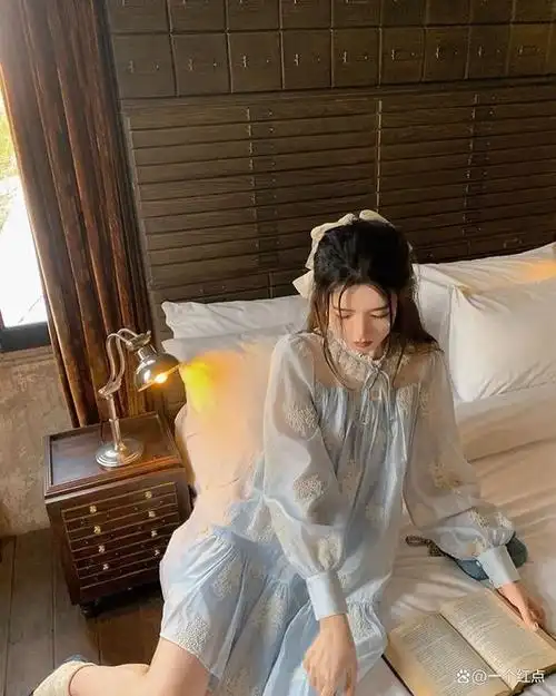 而蕾丝和薄纱连衣裙是时尚世界中颇受欢迎的款式,它们非常适合春夏