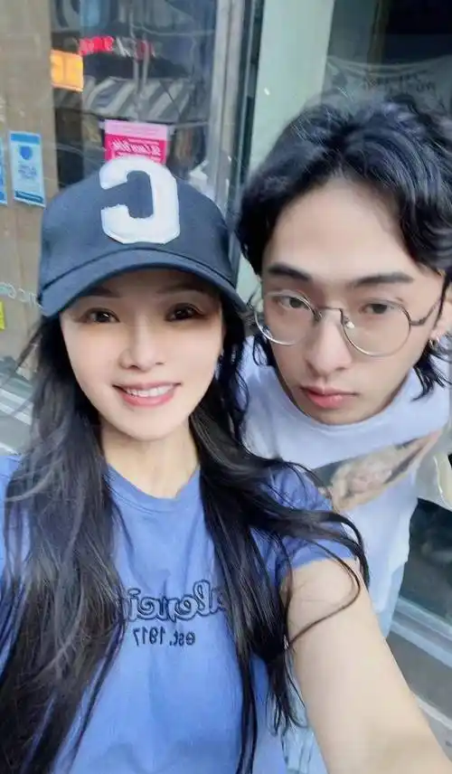 原创伊能静儿子哈利疑似恋情曝光与女子贴脸动作暧昧对视眼神陶醉