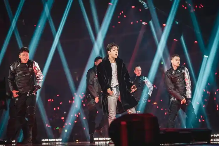 刘宪华"跨年盛典舞台"再展硬核实力 新歌首秀诚意满满