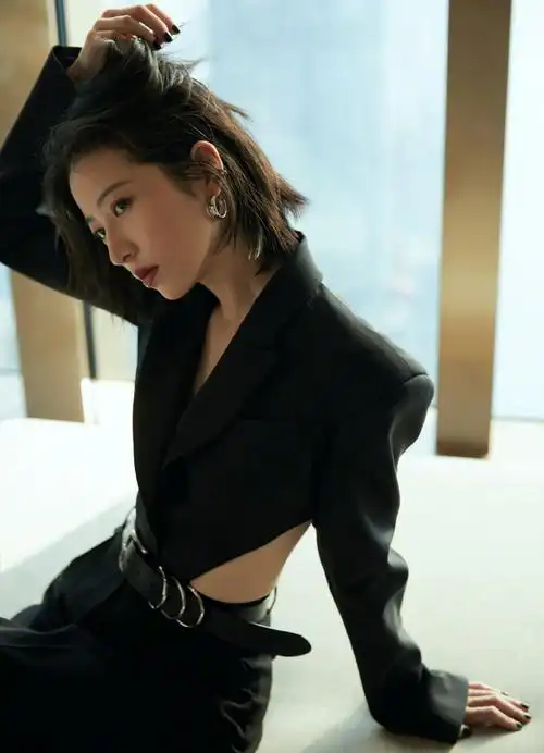 1217周雨彤今日byredo活动造型利落黑色西装look腰间镂空剪裁展现好