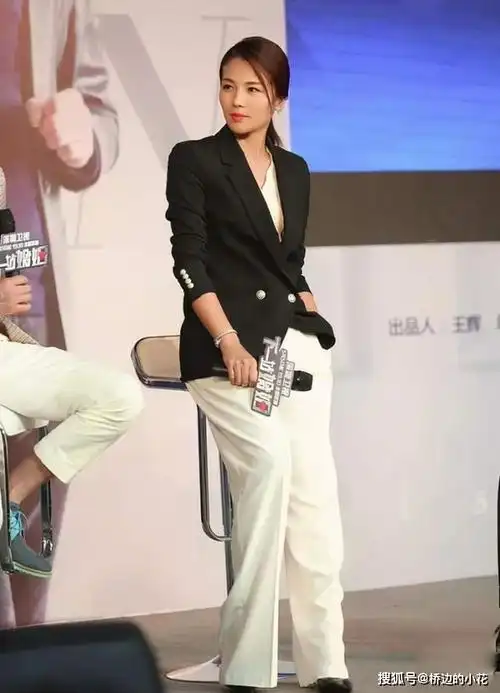 刘涛一身黑色正装亮相活动干练大方,生图法令纹明显,岁月不饶人_西装