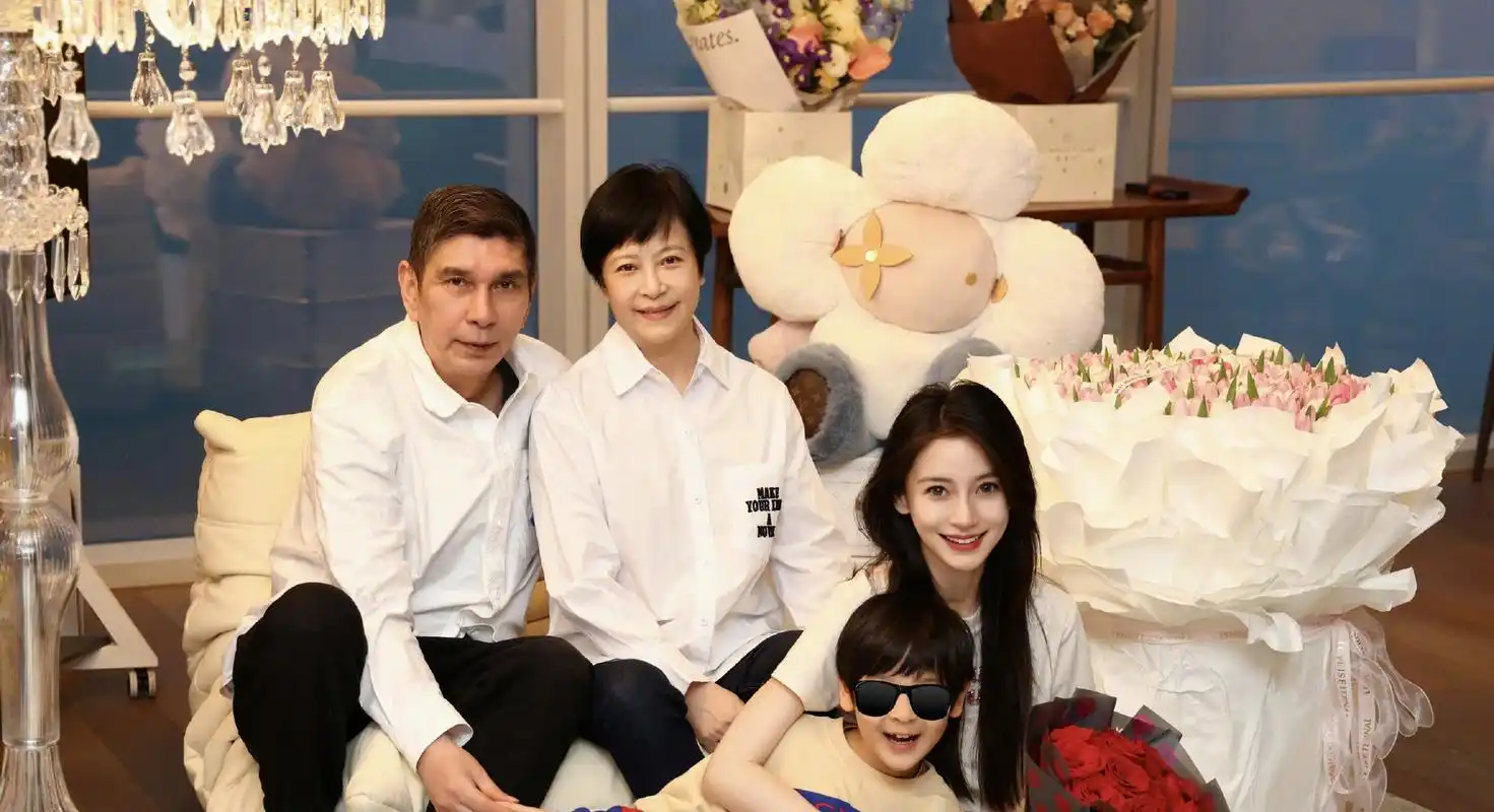 昨天是angelababy35岁的生日,她晒出了父母跟儿子的合照