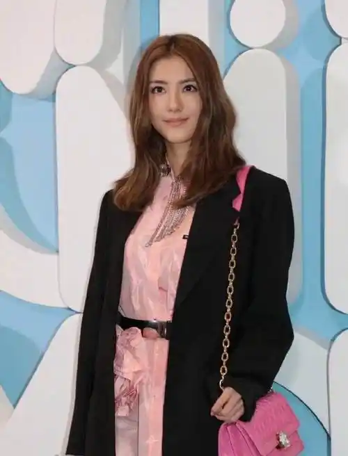 林峰娇妻张馨月晒自拍对镜比耶,疑似回应吴千语挑衅?