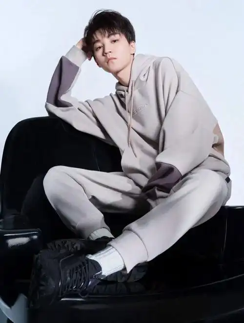 王俊凯2021秋冬新季穿搭型录lookbook