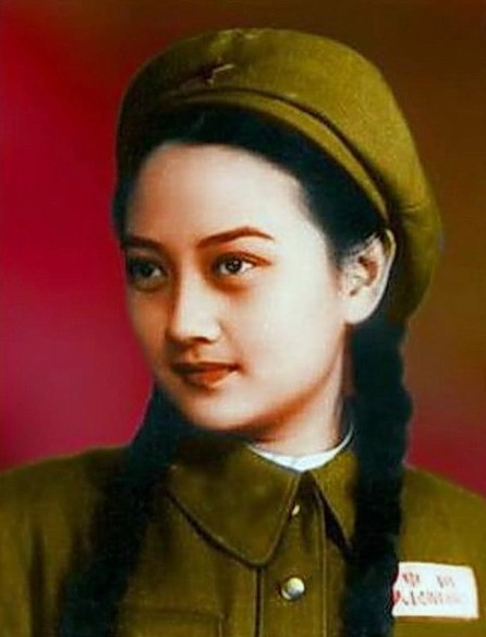 她被誉为最漂亮女将军,一生坎坷,晚年崛起!