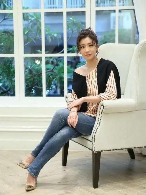 44岁贾静雯把毛衣拆成裙子还和衬衫缝在一起穿网友看呆我了